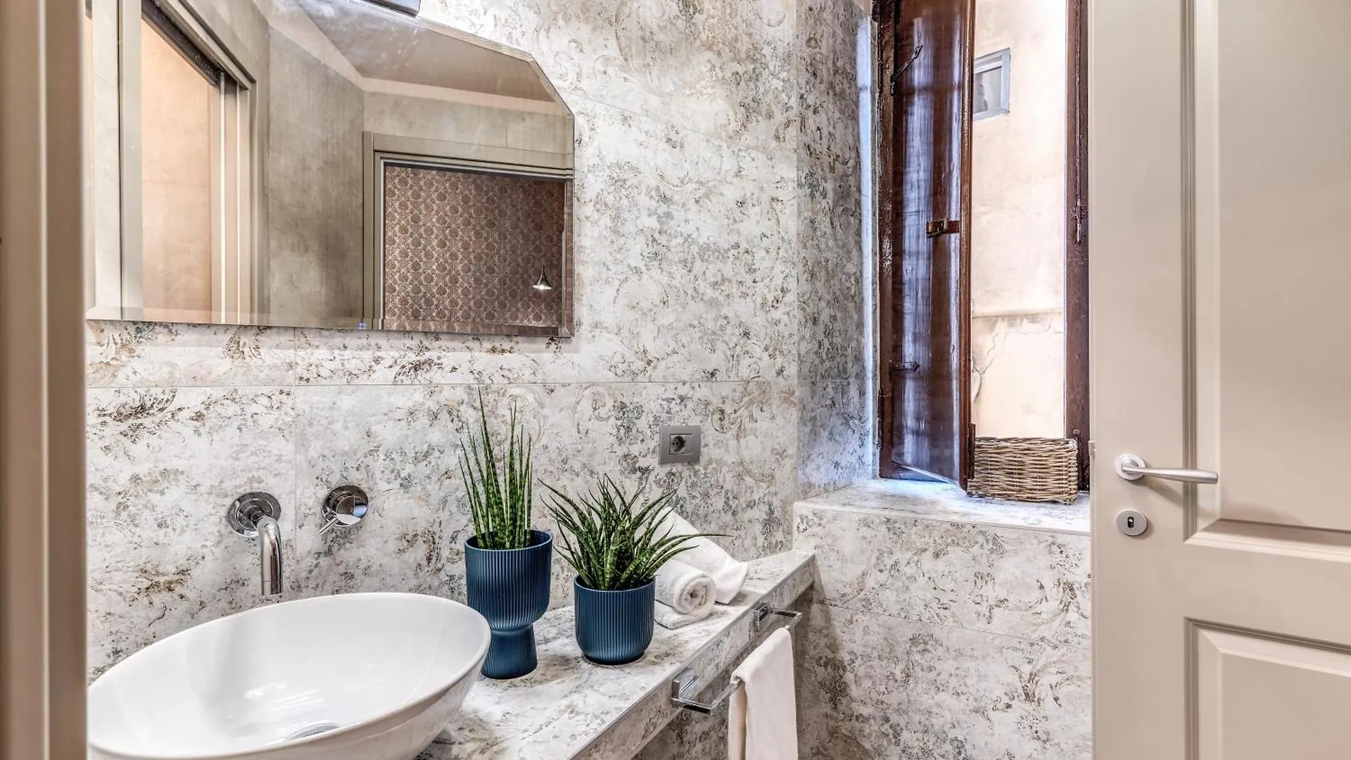 Corso Miracle Suite Rome Apartment